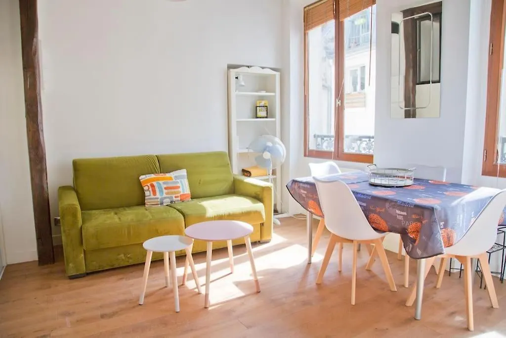 Charming Aparmtent In Center Apartment *