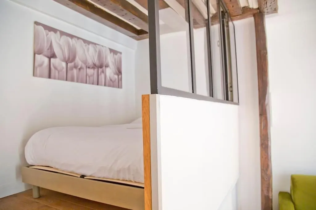 Charming Aparmtent In Center Apartment *