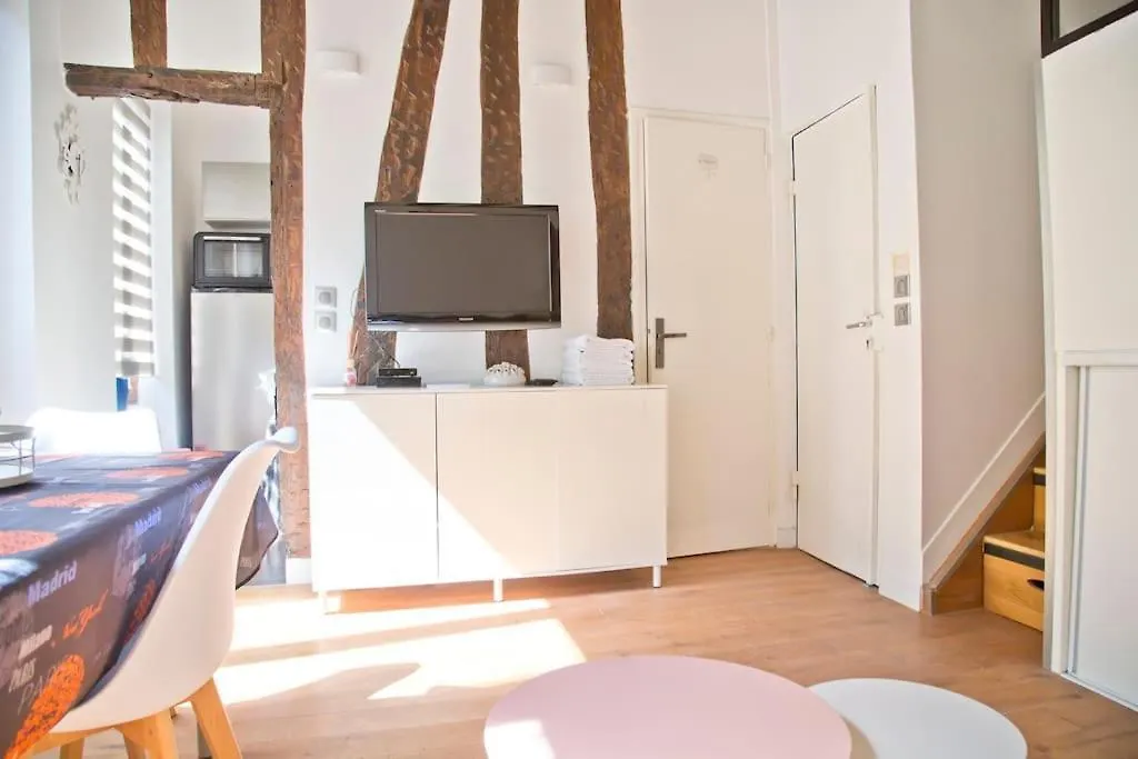 Charming Aparmtent In Center Apartment *